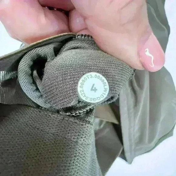 Lululemon Women's Mesh Paneled Training Shelf Tank Top Size 4 Army Green - Picture 5 of 5